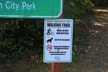 Sign – Walking trail – walk bikes – dogs on leash – tobacco prohibited – enjoy your visit